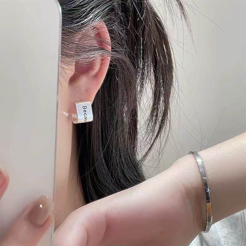 Boucle d'oreille en forme de U - Women Accessories In English avis et prix